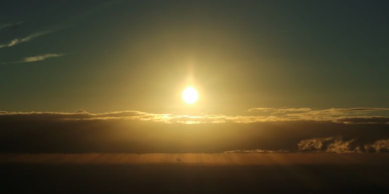 


Pemandangan matahari terbit, terlihat saat naik balon udara di Gold Coast, Queensland, Australia.