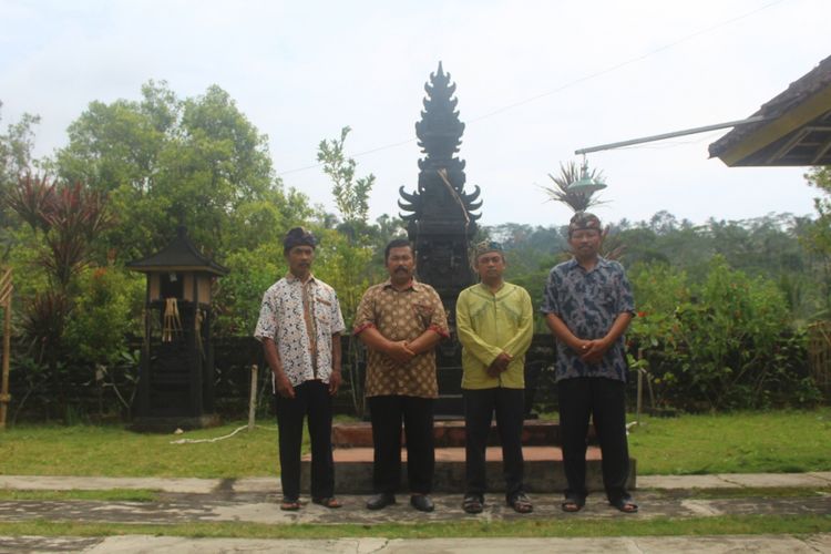 Sejumlah tokoh agama Islam, Hindu dan Kristen saat berfoto bersama di Pura Siwa Lingga di Desa Wirotaman, Kecamatan Ampelgading, Kabupaten Malang, Sabtu (13/1/2018). Desa yang ada di pelosok perbatasan Kabupaten Malang dan Kabupaten Lumajang itu memiliki warga pemeluk beragam agama seperti Islam, Hindu, Kristen dan Katolik.