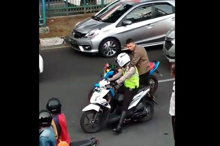 Sebuah video beredar yang menunjukkan anggota TNI memukul polisi di tengah jalan. Anggota TNI terlihat tak memakai helm dan mengendarai motor tanpa spion.
