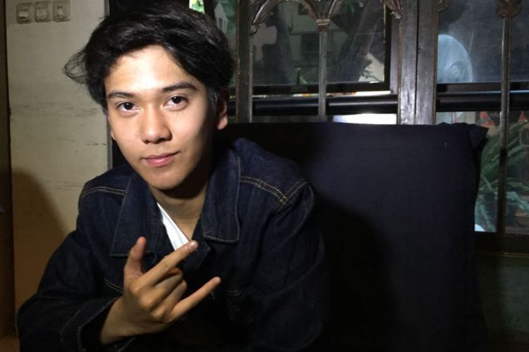 
Iqbaal Dhiafakhri Ramadhan diperkenalkan sebagai pemeran Dilan dalam film berjudul Dilan di kantor Falcon Pictures, Duren Tiga, Jakarta Selatan, Senin (17/7/2017). Film Dilan merupakan adaptasi dari novel laris yang berjudul sama karya penulis Pidi Baiq pada 1990
