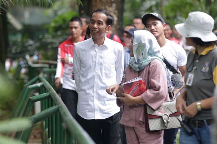 Presiden Republik Indonesia, Joko Widodo beserta istri serta dua anaknya berlibur ke Kebun Binatang Ragunan, Jakarta, Kamis (29/6/2017). Dalam liburannya ini Joko Widodo dan keluarga terlihat menyambangi Pusat Primata Schmutzer.