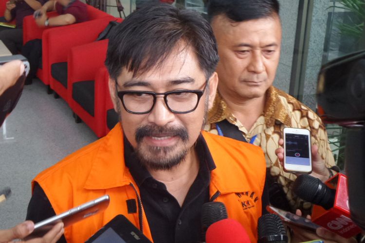 Choel Mallarangeng mengenakan rompi tahanan di Gedung KPK Jakarta, Jumat (17/3/2017).