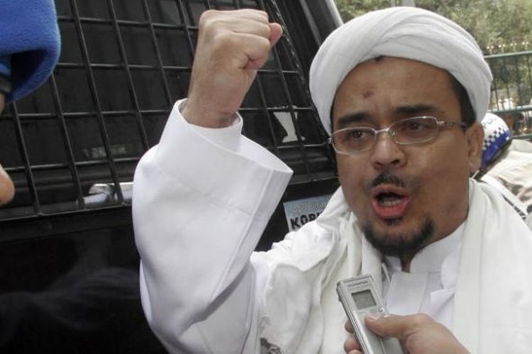 
Ketua Front Pembela Islam (FPI) Rizieq Shihab dikawal polisi usai divonis 1,5 tahun penjara oleh majelis hakim PN Jakarta Pusat, Kamis (30/10/2008). Majelis Hakim menyatakan dia terbukti secara sah menganjurkan untuk melakukan kekerasan terhadap orang atau barang di muka umum secara bersama-sama dalam kasus penyerangan terhadap massa Aliansi Kebangsaan untuk Kebebasan Beragama dan Berkeyakinan atau AKKBB pada peristiwa Insiden Monas 1 Juni lalu.