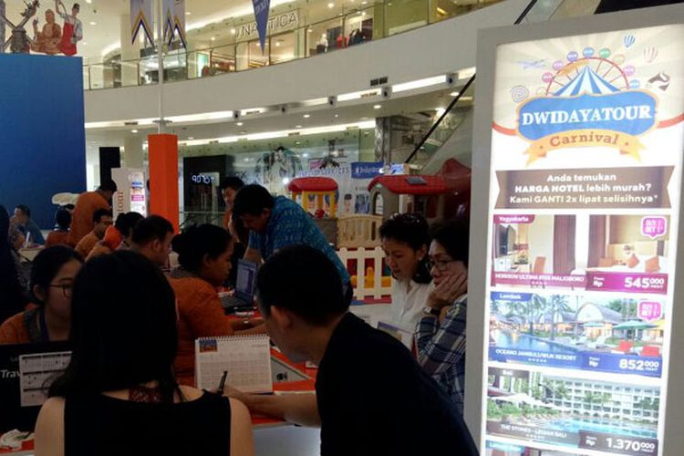 Suasana pameran wisata Dwidayatour Carnival 2017 yang diselenggarakan 15-17 September 2017, di main atrium Senayan City Mall, Jakarta.(KOMPAS.COM/MUHAMMAD IRZAL ADIAKURNIA)