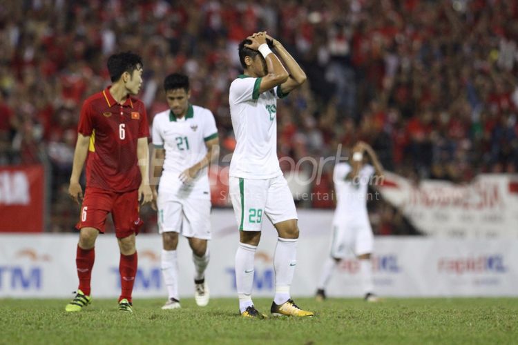 Pemain Indonesia, Septian David Maulana, tampak memegang kepalanya saat peluangnya digagalkan oleh kiper Vietnam pada laga SEA Games 2017, Selasa (22/8/2017).