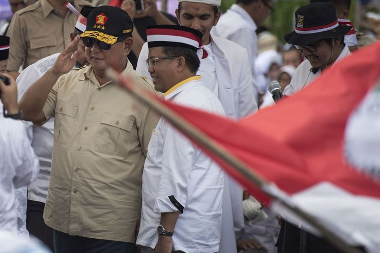 
Ketua Umum sekaligus Ketua Dewan Pembina Partai Gerindra Prabowo Subianto (kiri) bersama Presiden Partai Keadilan Sejahtera Sohibul Iman (kedua kiri) menghadiri Aksi Bela Rohingya 169 di Monumen Patung Kuda, Jakarta, Sabtu (16/9/2017). Aksi dari Crisis Center for Rohingya PKS bersama ormas-ormas Islam tersebut menyuarakan dihentikannya kekerasan dan dikembalikannya hak kewarganegaraan etnis Rohingya.