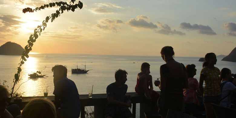 Turis asing sedang duduk di Restoran Paradise Labuan Bajo, Nusa Tenggara Timur, Minggu (27/8/2017) untuk menunggu matahari terbenam di ujung barat Pulau Flores. 