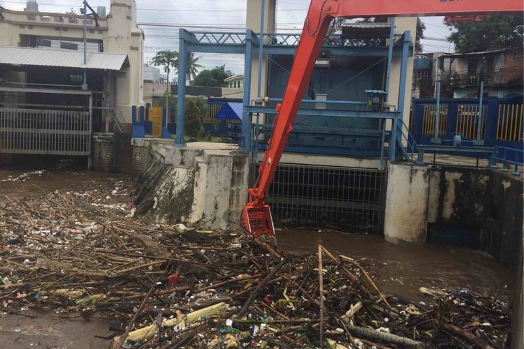 Petugas Pintu Air Manggarai mulai bersiaga menunggu banjir kiriman dari Bendung Katulampa Bogor. Status Bendung Katulamp naik menjadi siaga 1 akibat hujan yang terus mengguyur kawasan Bogor. Alat berat disiagakan untuk mengangkut sampah kiriman yang menumpuk di Pintu Air Manggarai, Senin (5/2/2018).