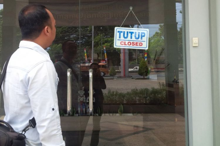 
Taman Djamoe Indonesia (TDI) Nyonya Meneer yang berlokasi di Jl. Raya Semarang - Bawen Kilometer 28 Kelurahan Bergas Kidul, Kecamatan Bergas, Kabupaten Semarang tutup pasca Pengadilan Niaga Semarang baru-baru ini menyatakan pabrik jamu legendaris PT Nyonya Meneer pailit, Jumat (4/8/2017) lalu.