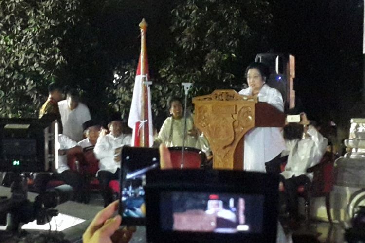 Ketua Umum PDI Perjuangan Megawati Soekarno Putri saat menyampaikan pidato di hadapan kadernya di Kompleks Makam Bung Karno, Kota Blitar, Senin (5/6/2017)