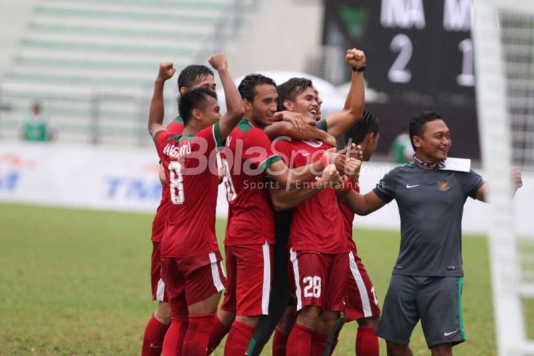 Para pemain timnas merayakan keberhasilan meraih medali perunggu SEA Games 2017 seusai menang atas Myanmar, Selasa (29/8/2017).