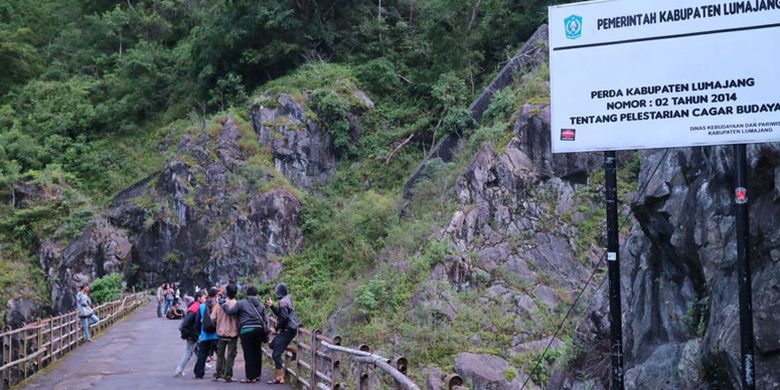 


Wisatawan menikmati Jembatan Gladak Perak lama di Desa Sumberwuluh, Kecamatan Candipuro, Kabupaten Lumajang, Jawa Timur, Minggu (9/4/2017). Jembatan ini berada di sebelah selatan kaki Gunung Semeru dan membentang di atas Sungai Besuk Sat.