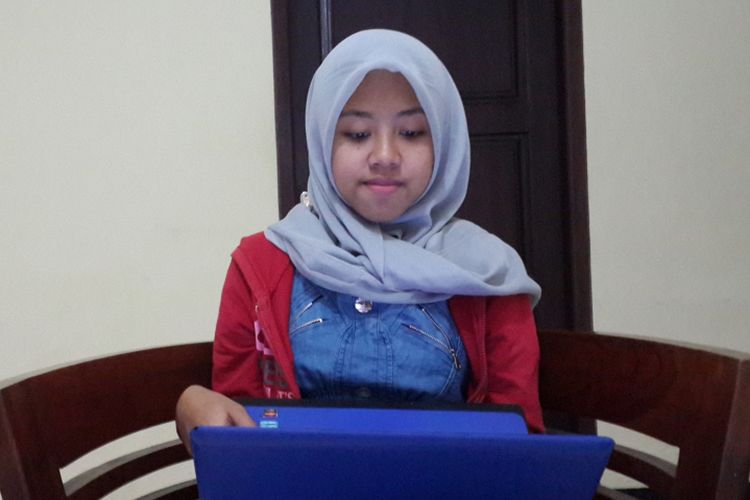 Asa Firda Inayah, pemilik akun facebook Afi Nihaya Faradisa, remaja asal Banyuwangi yang statusnya viral di facebook saat ditemui di Kota Malang, Jumat (19/5/2017)