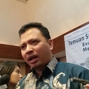Direktur Eksekutif Poltracking Indonesia, Hanta Yuda AR seusai menyampaikan rilis Poltracking di Hotel Sari Pan Pacific, Jakarta Pusat, Minggu (26/11/2017).