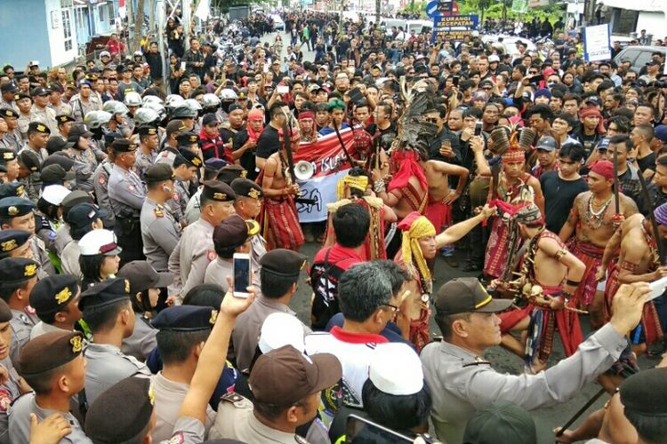 Gubernur Sulut Dapat Teriakan "Usir Fahri Hamzah" Saat Tenangkan Massa