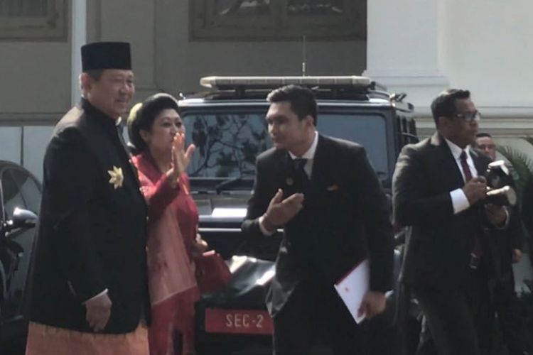 Presiden keenam RI Susilo Bambang Yudhoyono bersama Ani Yudhoyono tiba di istana kepresidenan untuk mengikuti peringatan Detik-detik Proklamasi dalam rangka HUT ke-72 RI, Kamis (17/8/2017).