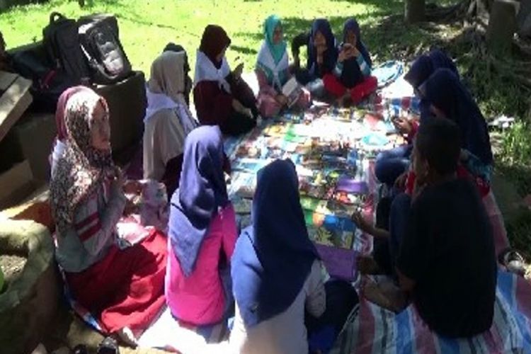 Asyiknya wisata literasi di Taman Bambu Runcing kota Polewali Mandar, Sulawesi Barat sambil mengisi liburan panjang.