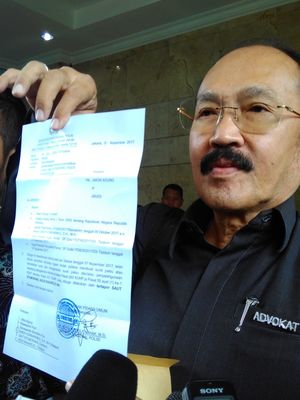 Pengacara Ketua DPR RI Setya Novanto, Fredrich Yunadi memperlihatkan SPDP terhadap dua pimpinan KPK, Agus Rahardjo dan Saut Situmorang, di kantor Bareskrim Polri, Jakarta, Rabu (8/11/2017).