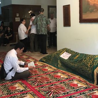 Suasana rumah duka mantan Menteri Pendidikan era Orde Baru Daoed Joesoef di Jalan Bangka VII, Jakarta Selatan, Rabu (24/1/2018).