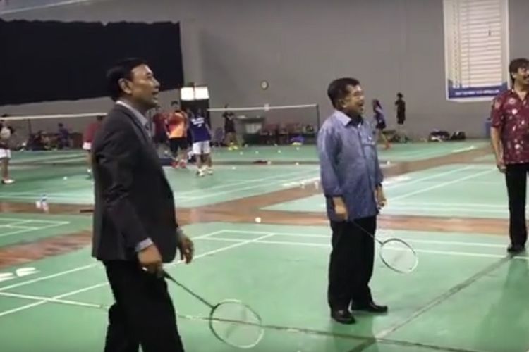 Wapres Jusuf Kalla didampingi Ketua PBSI yang juga menjabat Menko Polhukam, Wiranto, saat mengunjungi Pelatnas Bulu Tangkis di Cipayung, Jakarta Timur, Selasa (3/10/2017).(Fabian Januarius Kuwado)
