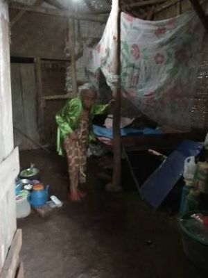 Sriyati (90) atau yang kerap disapa Mbah Japar hidup sebatang kara di sebuah gubuk di Dusun 2, Desa Gedung Wani, Kecamatan Marga Tiga, Kabupaten Lampung Timur. Dia hidup mengandalkan belas kasihan warga sekitar. 