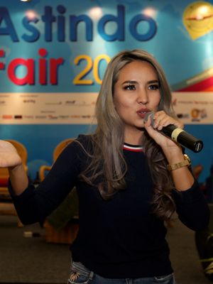 Marischka Prudence menjadi pembicara saat berbagi pengalaman mengunjungi Selandia Baru yang digelar Pariwisata Selandia Baru di Astindo Fair 2017, Jakarta Convention Center, Jumat (24/3/2017). KOMPAS IMAGES/KRISTIANTO PURNOMO