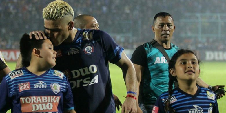 Cristian Gonzales mencium putranya seusai laga Piala Presiden 2017 antara Arema FC dan Semen Padang di Stadion Kanjuruhan, Minggu (5/3/2017).