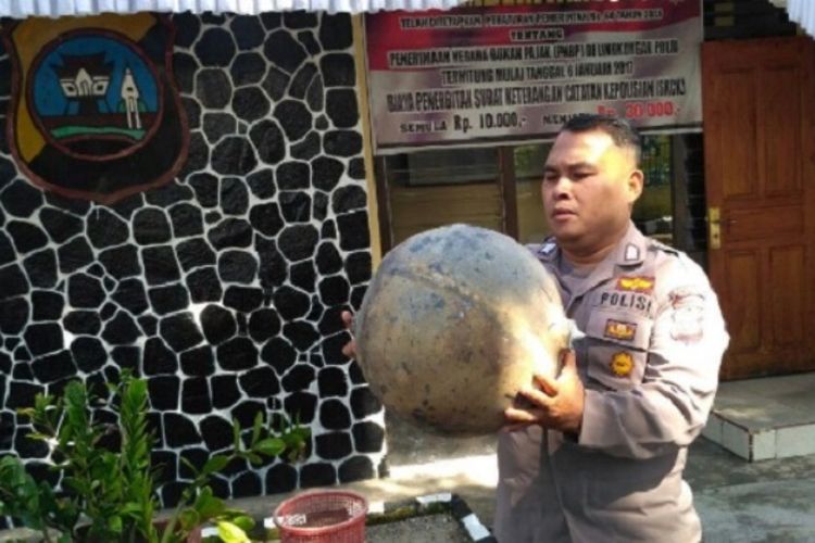 
Petugas kepolisian di Polsek Tanjung Raya memegang benda aneh yang diketahui jatuh dari udara.
