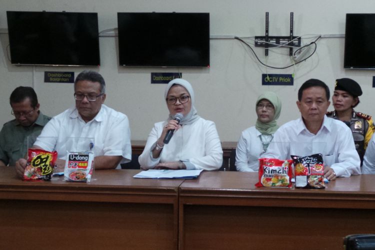 Kepala Badan Pengawas Obat dan Makanan (BPOM) RI Penny K. Lukito (tengah) saat menggelar konferensi pers mengenai produk samyang yang mengandung babi, di Pelabuhan Tanjung Priok, Jakarta Utara, Senin (19/6/2017).