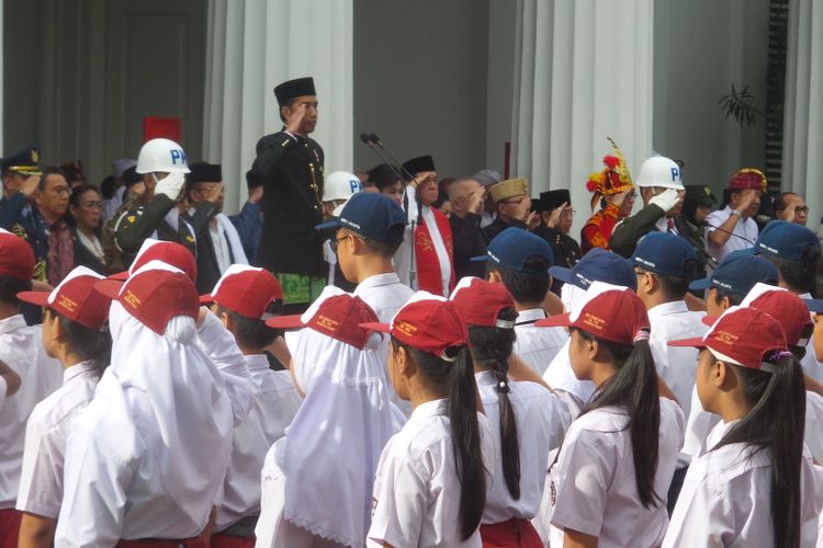 Presiden Joko Widodo saat memimpin upacara pengibaran bendera dalam rangka memperingati Hari Lahir ke-72 Pancasila, Kamis, 1 Juni 2017, di halaman Gedung Pancasila, Kompleks Kementerian Luar Negeri, Gambir, Jakarta Pusat.
