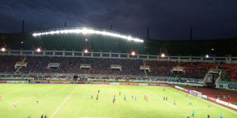 Para pemain Pusamania Borneo FC dan Arema FC menjalani pemanasan jelang final Piala Presiden 2017 di Stadion Pakansari, Minggu (12/3/2017).