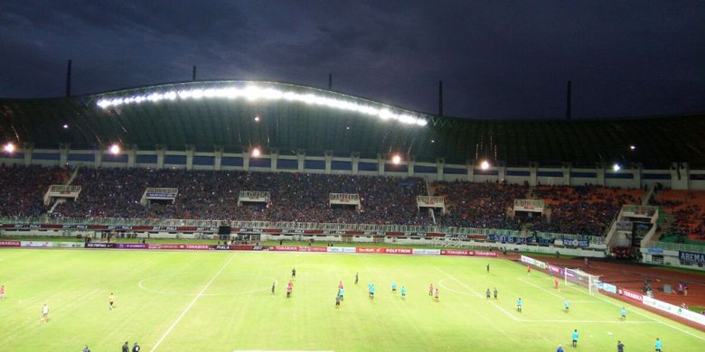 Para pemain Pusamania Borneo FC dan Arema FC menjalani pemanasan jelang final Piala Presiden 2017 di Stadion Pakansari, Minggu (12/3/2017). 