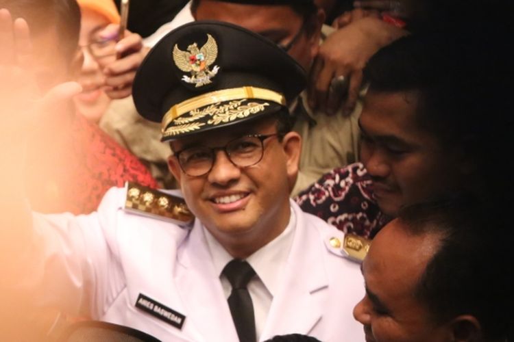 Gubernur DKI Jakarta terpilih Anies Baswedan tiba di Balai Kota DKI Jakarta untuk melakukan serah terima jabatan (sertijab), Senin (16/10/2017). Anies Baswedan dan Sandiaga Uno menjabat Gubernur DKI Jakarta dan Wakil Gubernur DKI Jakarta untuk periode 2017-2022.