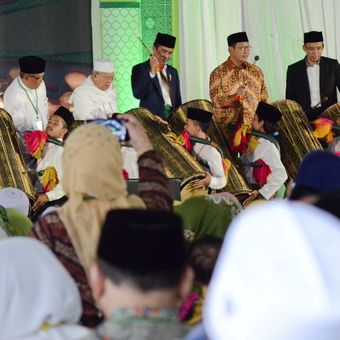 Presiden Joko Widodo (ketiga kanan) bersama Gubernur NTB TGB Zainul Majdi (kanan), Menteri Agama Lukman Hakim Saifuddin (kedua kanan), Ketua PBNU KH Said Agil Siroj (ketiga kiri) dan Ketua MUI KH Maruf Amin (tengah) memukul Gendang Beleq secara bersama-sama saat membuka Munas Alim Ulama dan Konbes Nahdlatul Ulama di Islamic Center NTB di Mataram, Kamis (23/11). Munas Alim Ulama dan Konferensi Besar Nahdlatul Ulama yang berlangsung hingga 26 November 2017 itu dihadiri oleh 1.000 ulama se-Indonesia yang bertema Memperkokoh Nilai Kebangsaan melalui Gerakan Deradikalisasi dan Penguatan Ekonomi Warga. ANTARA FOTO/Ahmad Subaidi/aww/17.