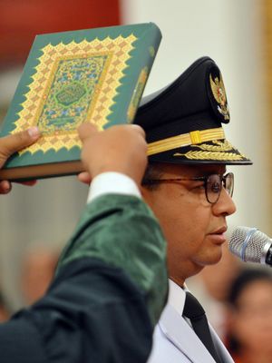 Gubernur DKI Jakarta Anies Baswedan (kiri) dan Wakil Gubernur Sandiaga Uno melakukan mengucapkan sumpah jabatan ketika pelantikan di Istana Negara, Jakarta, Senin (16/10/2017). Presiden Joko Widodo melantik Anies Baswedan sebagai Gubernur DKI Jakarta dan Sandiaga Uno sebagai Wakil Gubernur DKI Jakarta untuk periode 2017-2022.