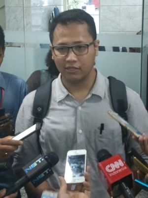 Aktivis ICW sekaligus anggota Koalisi Masyarakat Sipil Selamatkan KPK, Tama S Langkun saat memberikan keterangan pers terkait laporan dugaan pelanggaran kode etik oleh Ketua MK Arief Hidayat, di gedung MK, Jakarta Pusat, Rabu (6/12/2017).