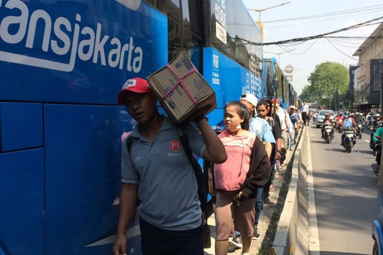 Petugas Transjakarta Demo, Penumpang Disuruh Turun di Tengah Jalan