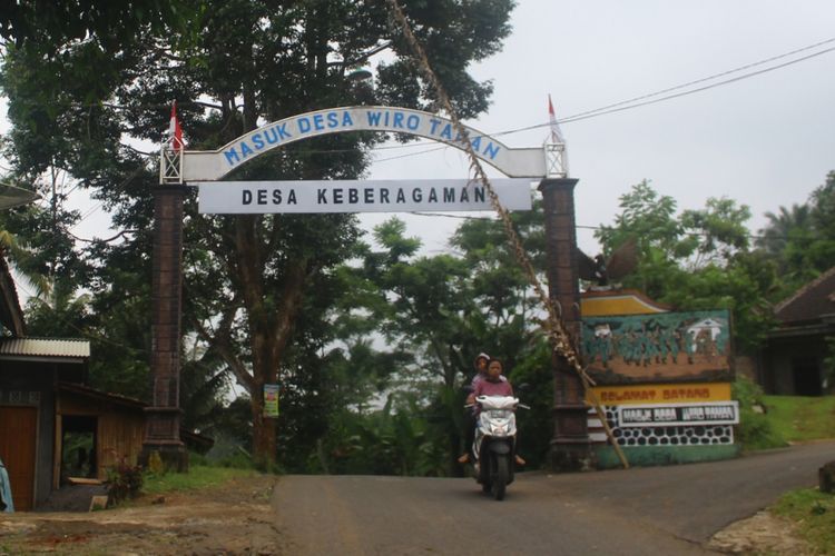 Pintu gerbang menuju Desa Wirotaman, Kecamatan Ampelgading, Kabupaten Malang, Sabtu (13/1/2018). Desa yang ada di pelosok perbatasan Kabupaten Malang dan Kabupaten Lumajang itu memiliki warga pemeluk beragam agama seperti Islam, Hindu, Kristen dan Katolik.