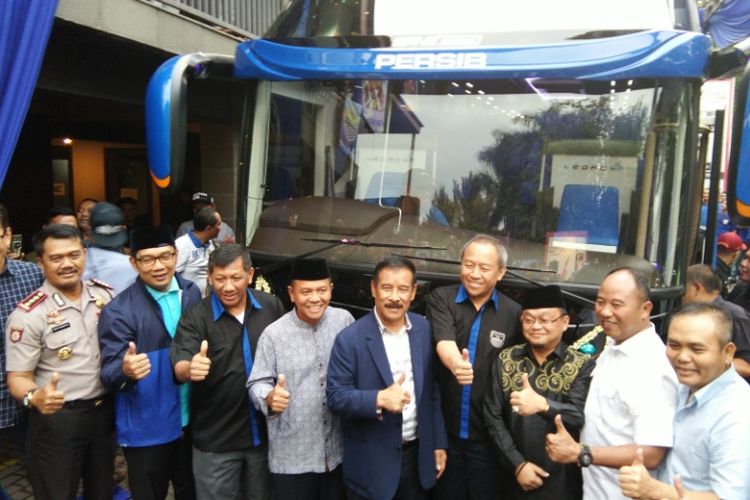 Para petinggi Persib Bandung dan sejumlah tamu undangan saat berfoto di depan bus baru Persib di Graha Persib Jalan Sulanja, Jumat (2/6/2017).