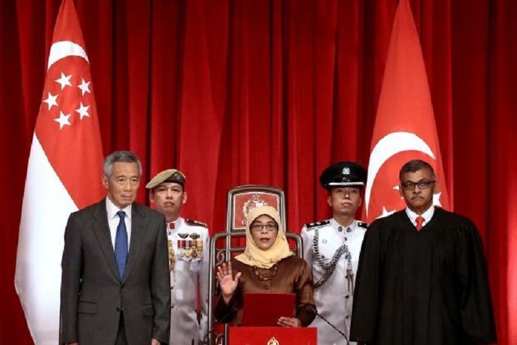 Presiden terpilih Singapura, Halimah Yacob , diambil sumpahnya di Istana Kepresidenan Singapura, Kamis (14/9/2017) sore.