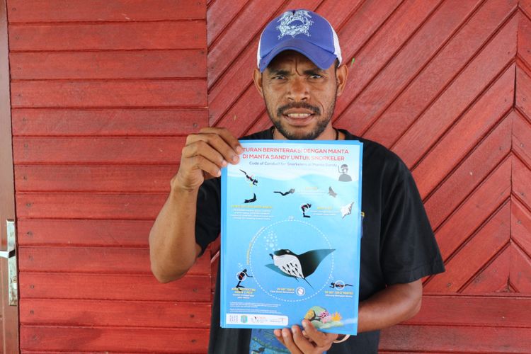 

Penjaga spot Manta Sandy memperlihatkan peraturan baru untuk melihat manta di sana, Kamis (19/10/2017).