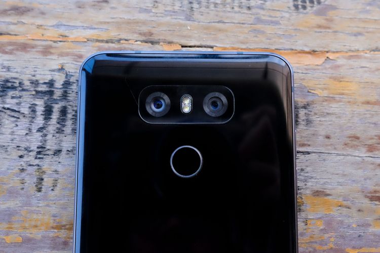 LG G6 memiliki dua kamera utama yang diletakkan di casing belakang