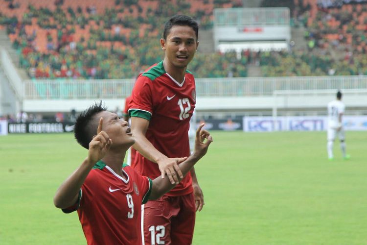 Striker Timnas Indonesia U-22, Nur Hardianto (kiri) dan bek Ricky Fafrin Saputra, melakukan selebrasi setelah Nur Hardianto menjebol gawang Myanmar dalam uji coba di Stadion Pakansari, Cibinong, Bogor, Selasa (21/3/2017).