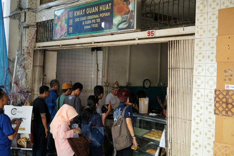Kway Guan Huat menjual popiah sejak tahun 1938. Popiah merupakan makanan khas masyarakat Tionghoa. Kedai ini terletak di ruas jalan Joo Chiat (Joo Chiat Road), Geylang Serai, Singapura.