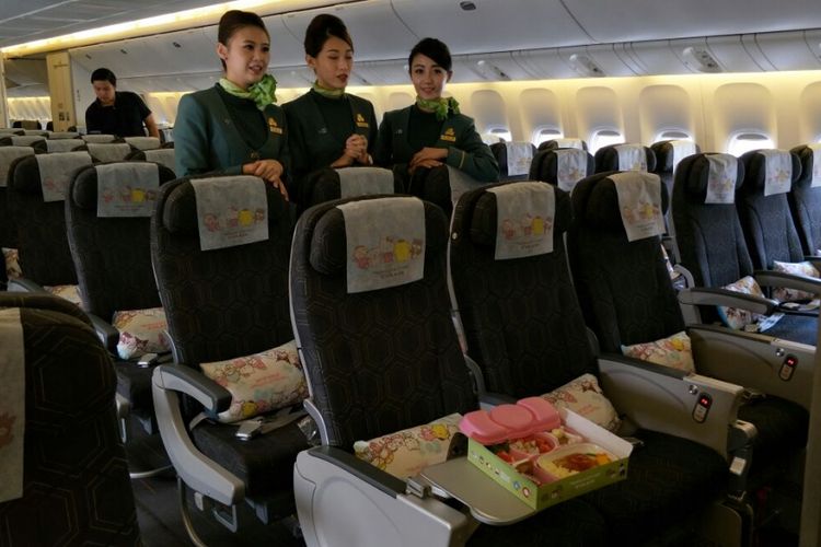 
Pesawat EVA Air rute Taipei-Singapura didesain dengan karakter Sanrio family.(KOMPAS.COM/NURSITA SARI)