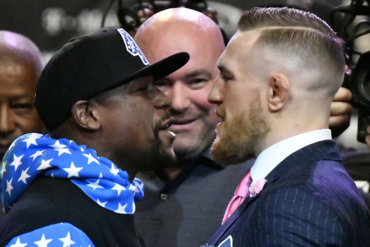 Floyd Mayweather Jr (kiri) untuk pertama kalinya berhadapan muka dengan petarung UFC Conor McGregor dalam jumpa pers di Staples Center, Los Angeles, California, 11 Juli 2017. Mereka akan beradu kekuatan di atas ring tinju pada 26 Agustus 2017 di Las Vegas, Nevada.