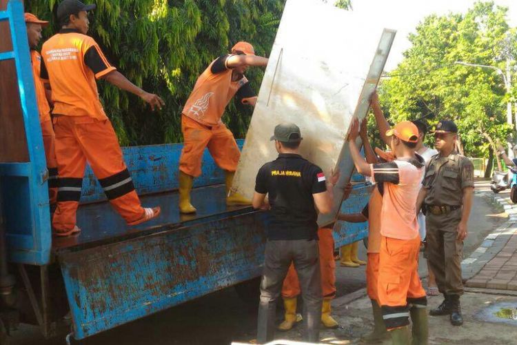 Petugas PPSU membantu warga Bukit Duri pindah ke rusun relokasi, Minggu (18/6/2017).