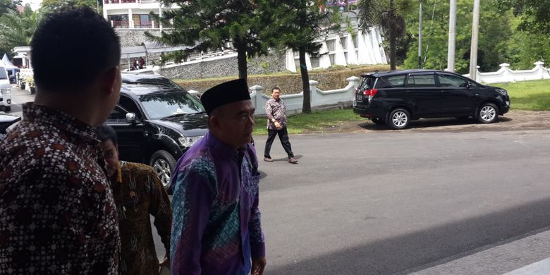 Menteri Pendidikan dan Kebudayaan Muhadjir Effendy tiba di kampus Universitas Muhammadiyah Malang untuk menghadiri Diskusi Uji Publik RUU Sistem Perbukuan Nasional 2017, Rabu (22/3/2017)