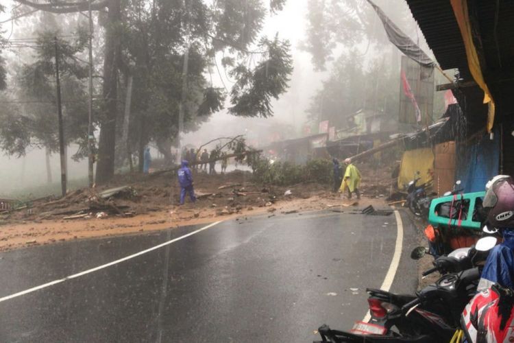 Bencana longsor terjadi di jalur Puncak, Bogor, Jawa Barat, Senin (5/2/2018). 