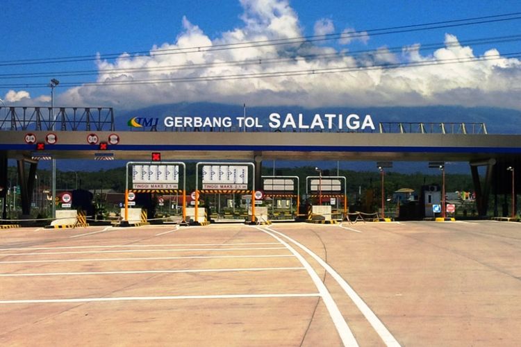 Gerbang Tol Salatiga di ujung ruas tol Bawen-Salatiga dengan pemandangan awan menutupi Gunung Merbabu di Jawa Tengah, Senin (5/6/2017) siang.